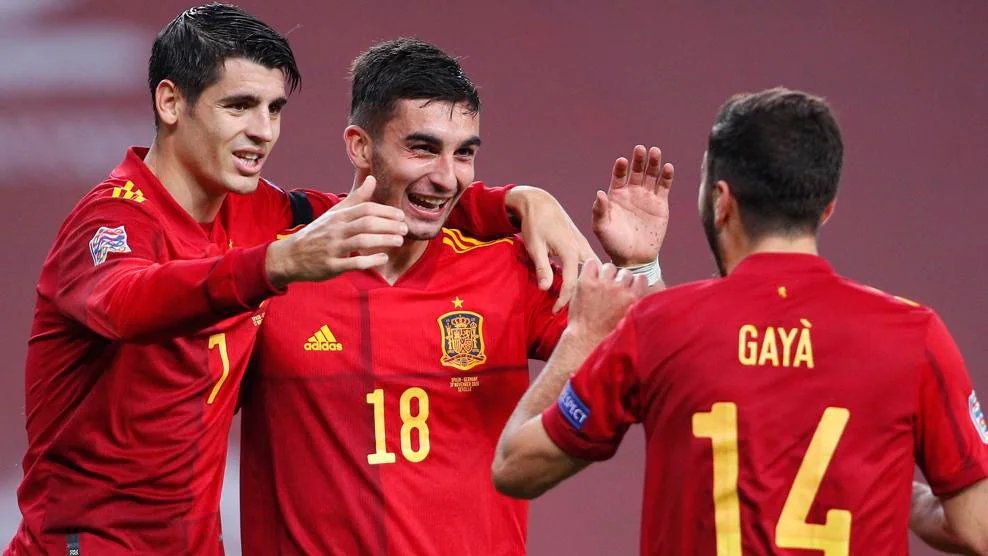 Ferran Torres celebra con España